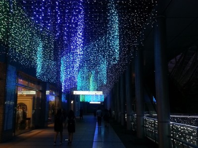 ③博多駅前のイルミネーション光の街博多　２階通路の装飾も綺麗
