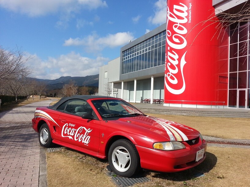 ④コカ・コーラ社のグリンパークえびの えびの工場の外にあるフードとコーラの外観