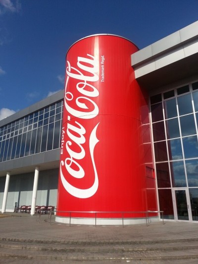 ②コカ・コーラ社のグリンパークえびの えびの工場の外観