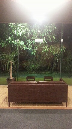 ⑤鹿児島温泉こらん の湯錦江楼、ロビー待合所の景色が良い革張りの椅子