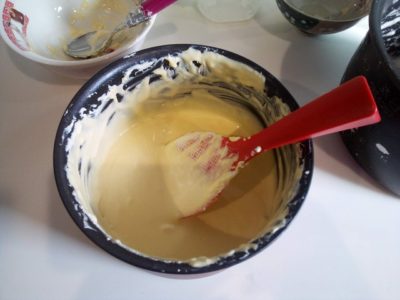 チーズケーキ作りでクリームチーズとメレンゲを混ぜる