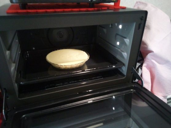 耐熱容器に生地を流し込みチーズケーキを焼き上げる